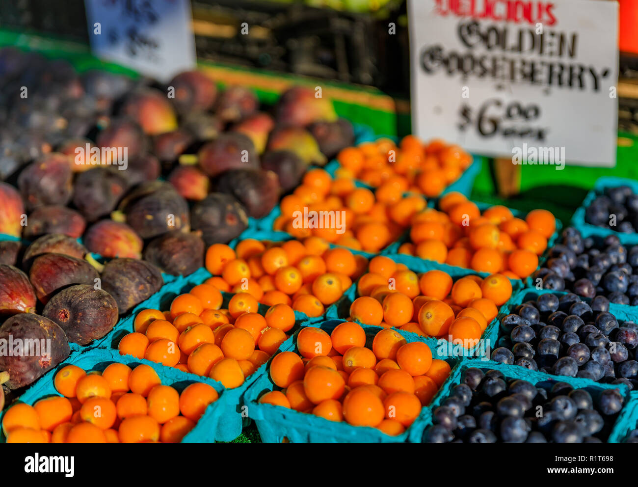 Assortimento di frutta fresca come uva, fichi e mirtilli per la vendita in una fase di stallo a Pike Place Market di Seattle, Washington Foto Stock
