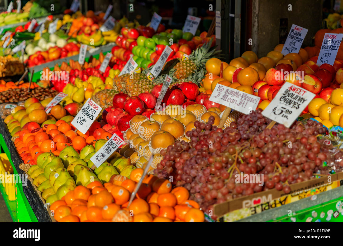 Assortimento di frutta fresca come mele, pere, uve e delle arance per la vendita in una fase di stallo a Pike Place Market di Seattle, Washington Foto Stock