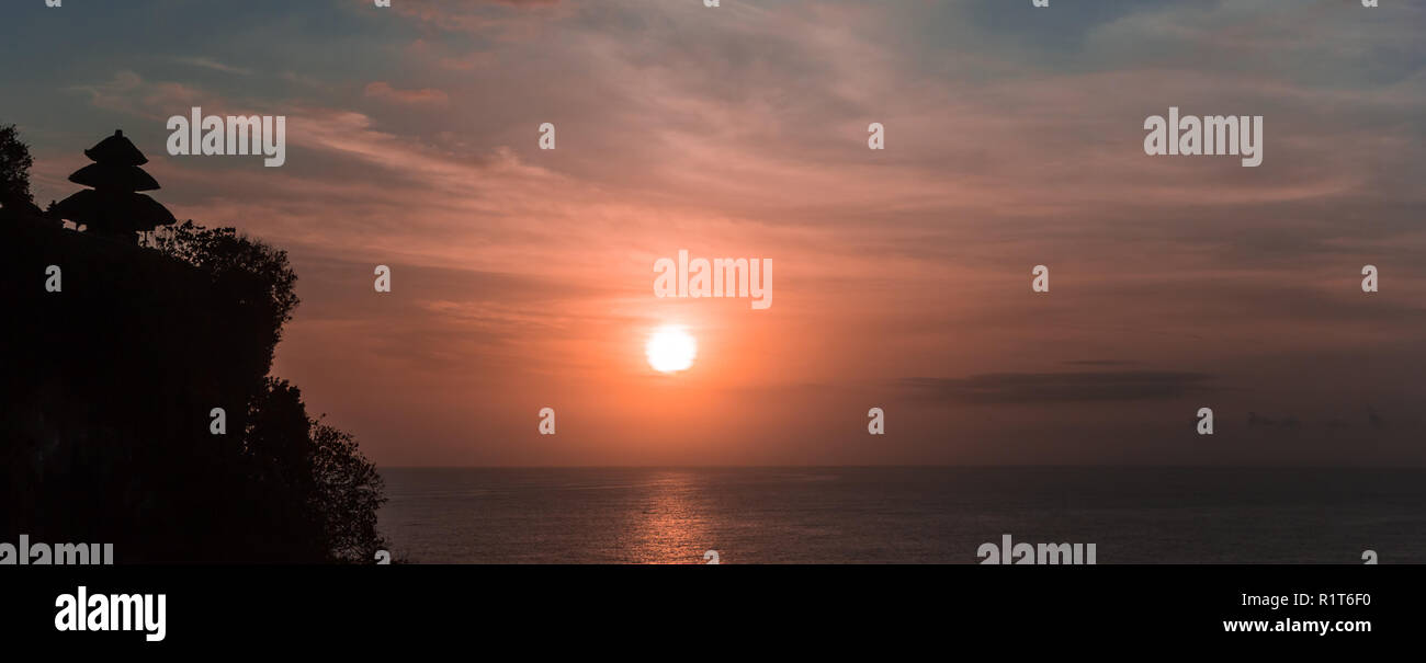 Panorama del tramonto a Ulu Watu tempio di Bali, Indonesia Foto Stock