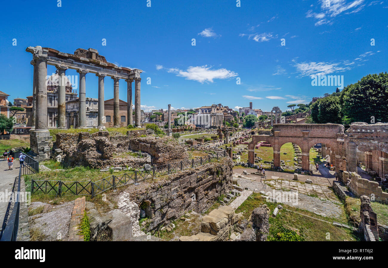 Rovine del tempio di Saturno al di sopra della piazza centrale di area del Foro Romano, la città antica di Roma, Italia Foto Stock