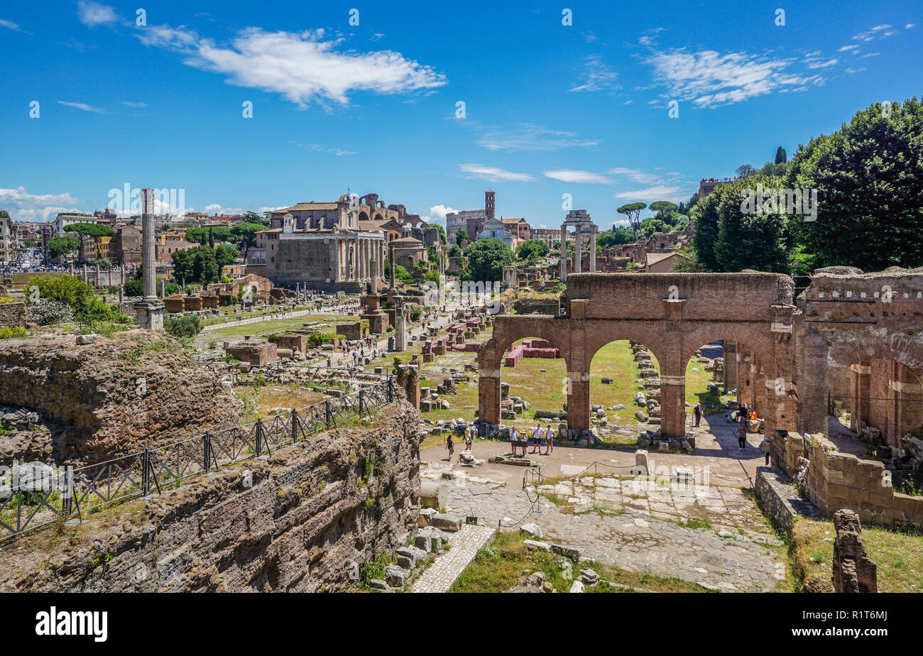 Vista della piazza centrale area del Foro Romano con il sito archeologico della Basilica Giulia, roma, Italia Foto Stock
