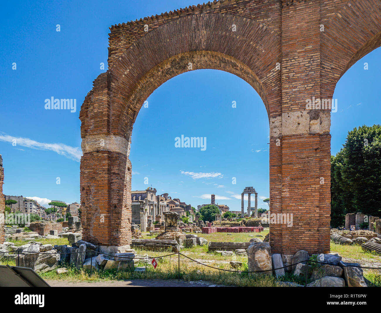 Vista della piazza centrale area del Foro Romano con il sito archeologico della Basilica Giulia, roma, Italia Foto Stock