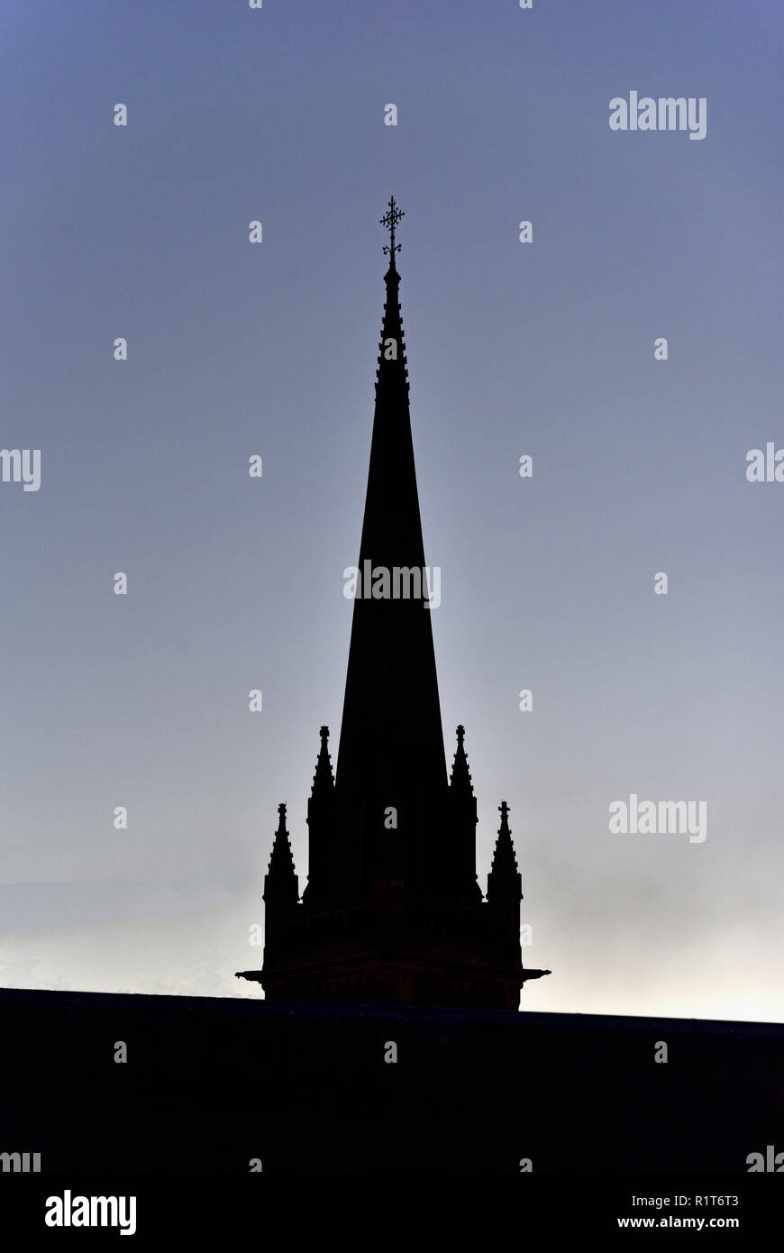 Silhouette della Chiesa la guglia. Chiesa di Santa Maria, Lanark, South Lanarkshire, Scotland, Regno Unito, Europa. Foto Stock