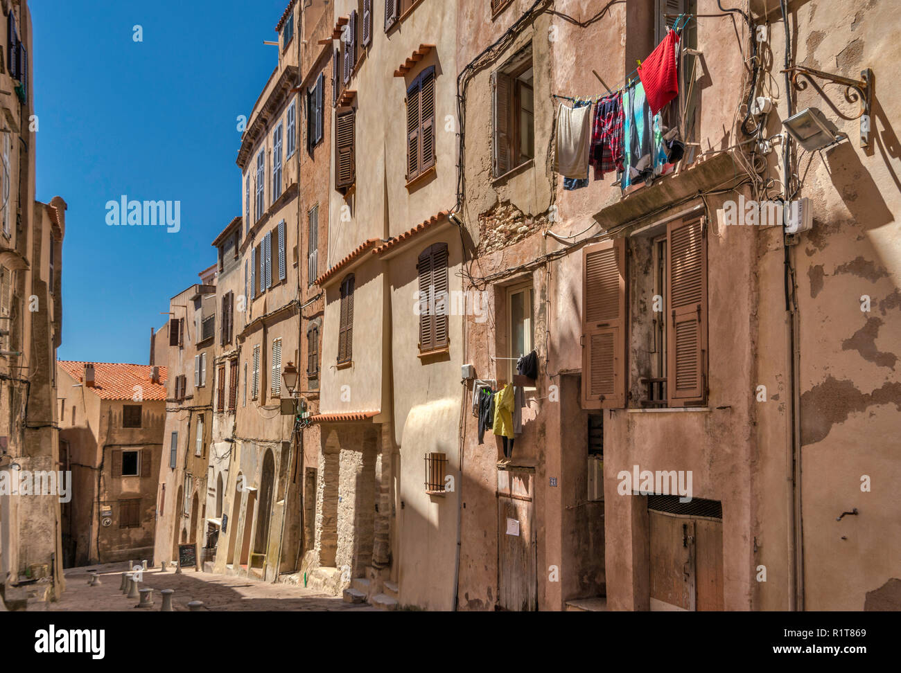 Case medievali su Rue Longue a Ville Haute (Città alta) a Bonifacio, Corse-du-Sud, Corsica, Francia Foto Stock