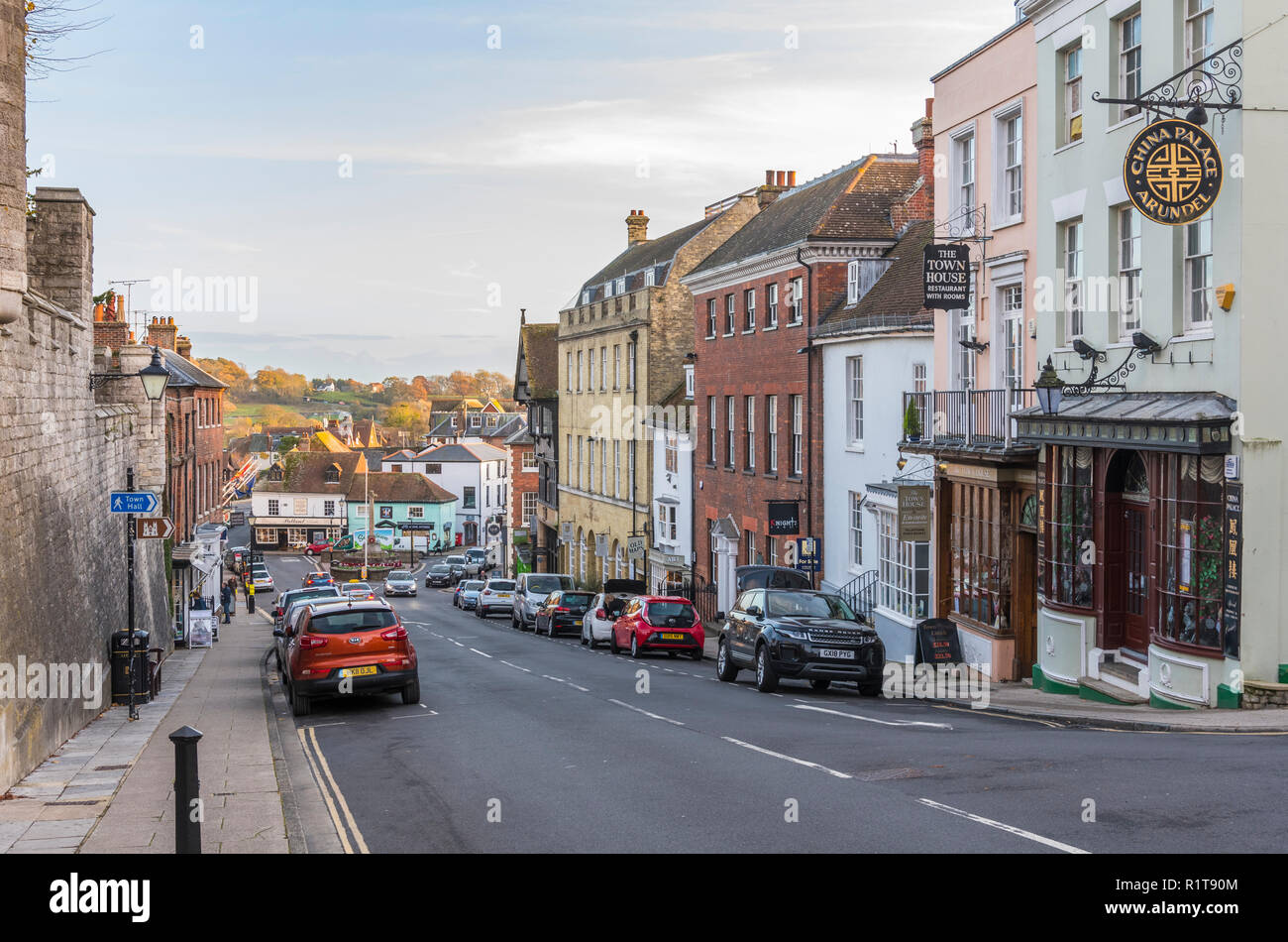 Guardando verso il basso la High Street in Arundel, West Sussex, in Inghilterra, Regno Unito. Foto Stock