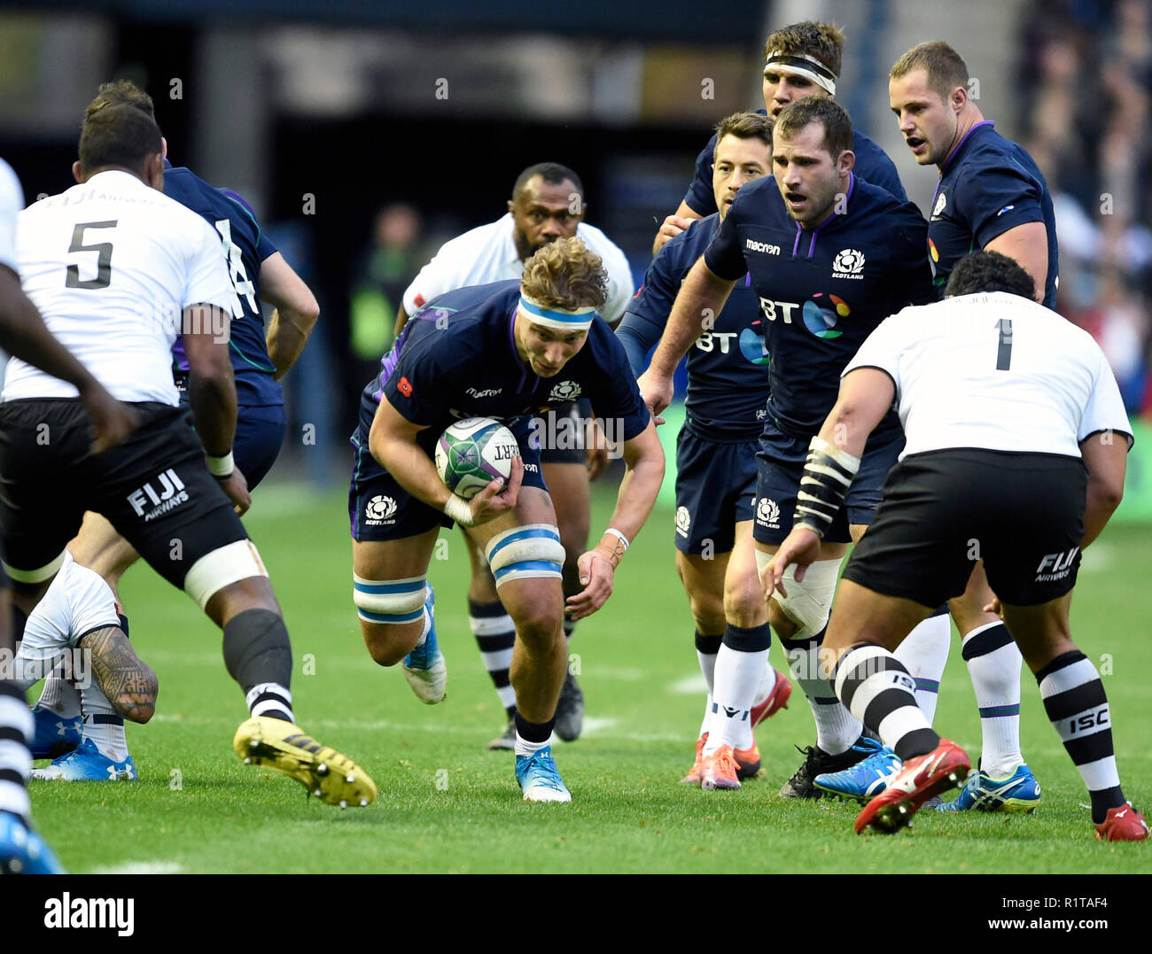 Scozia Jamie Ritchie porta la palla con Greig Laidlaw, Sam Skinner, Fraser Brown e Allan Dell nel supporto durante l'autunno partita internazionale di BT Murrayfield Stadium, Edimburgo. Stampa foto di associazione. Picture Data: Sabato 10 Novembre, 2018. Vedere PA storia RUGBYU Scozia. Foto di credito dovrebbe leggere: Ian Rutherford/filo PA. Restrizioni: solo uso editoriale, nessun uso commerciale senza previa autorizzazione Foto Stock