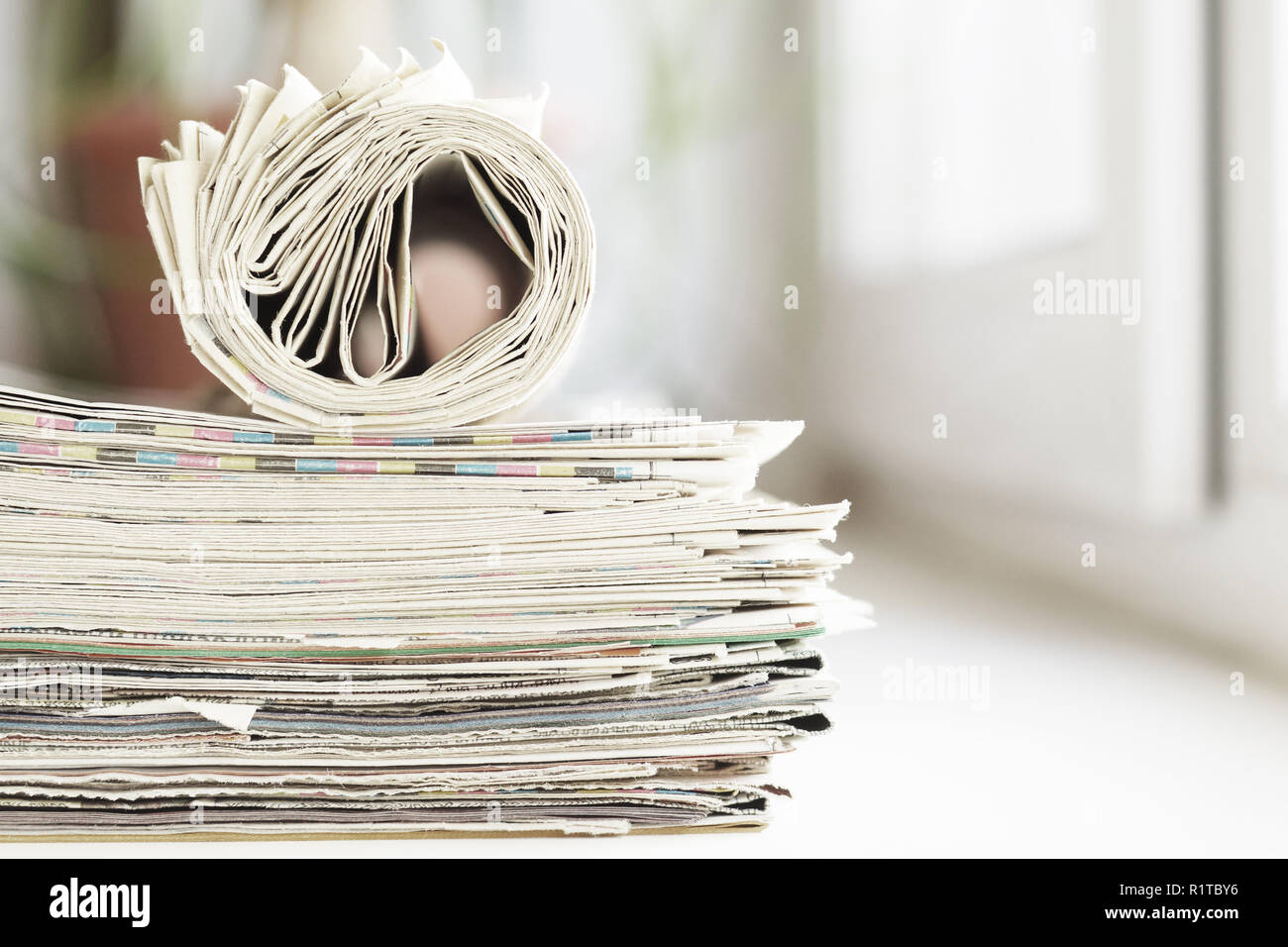 Pila di mattina freschi quotidiani sul tavolo in ufficio. Ultime notizie finanziarie ed economiche nel quotidiano. Le pagine con le informazioni in primo piano gli articoli Foto Stock