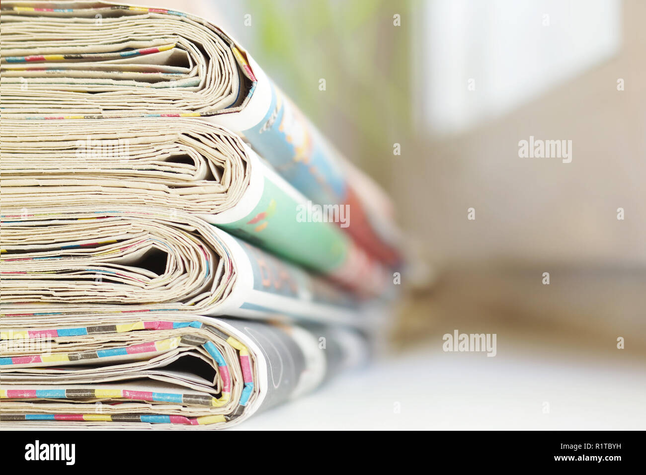 Pila di mattina freschi quotidiani sul tavolo in ufficio. Ultime notizie finanziarie ed economiche nel quotidiano. Le pagine con le informazioni in primo piano gli articoli Foto Stock
