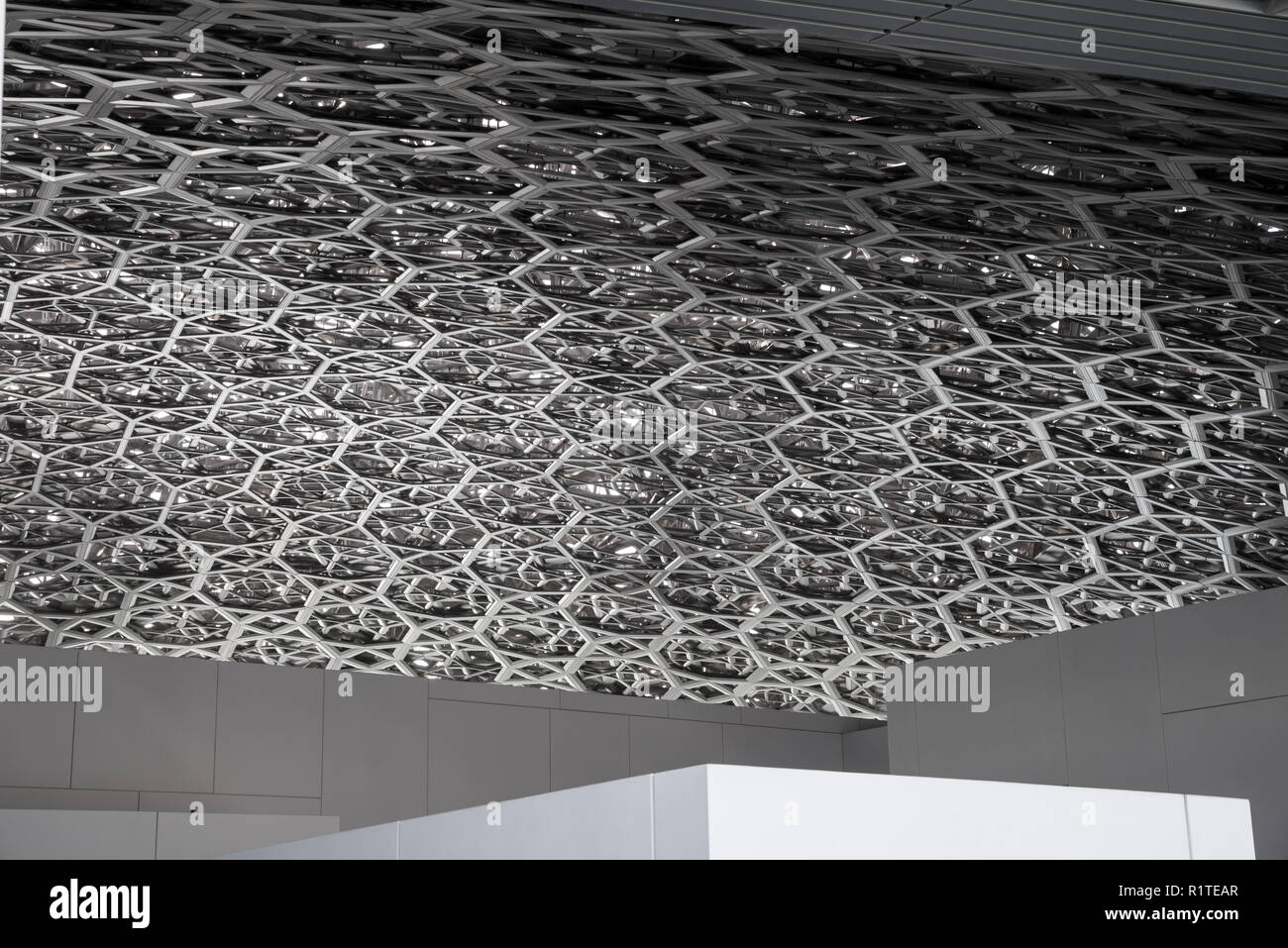 Dettaglio del soffitto del Louvre Abu Dhabi cupola dall'interno Foto Stock