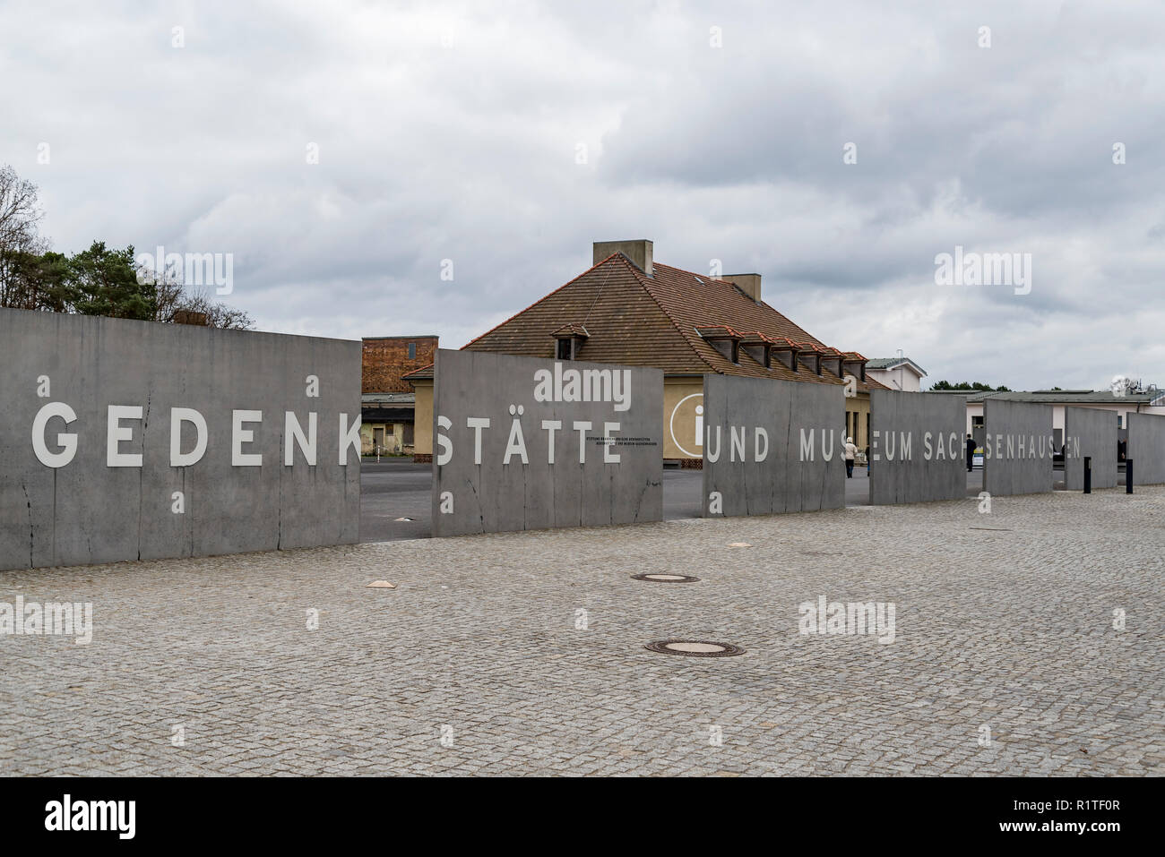 SACHSENHAUSEN - Aprile 3: era un campo di concentramento nazista in Germania. Parete circondato il campo di concentramento di Sachsenhausen, il 3 aprile 2015 in Sachsenha Foto Stock