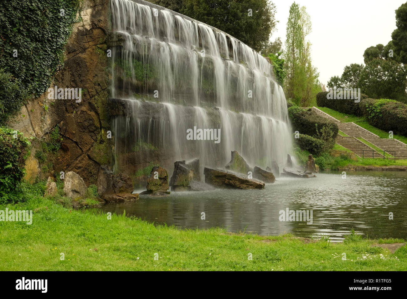 Cascate area, vicino al lago artificiale al quartiere EUR di Roma Foto Stock