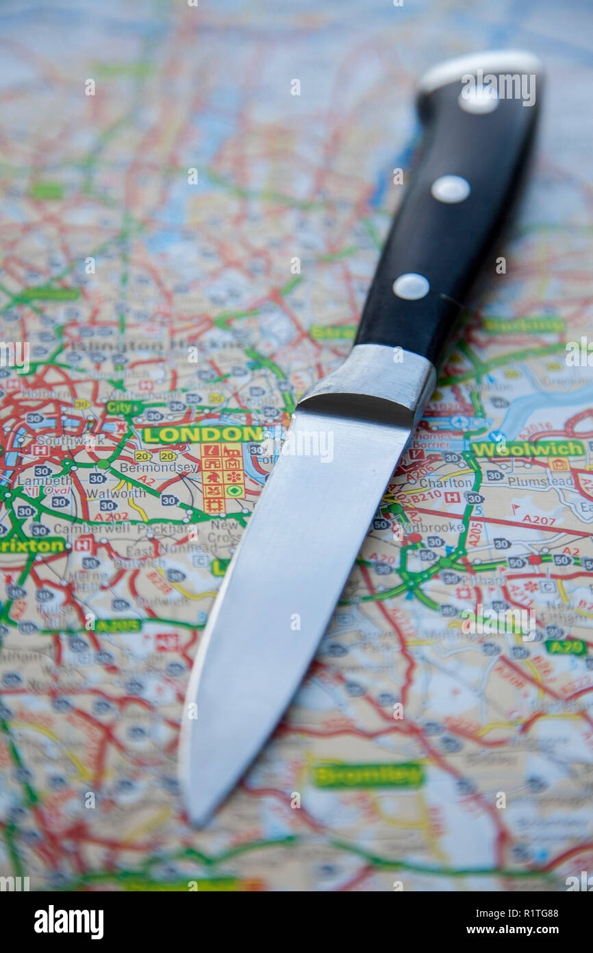 LONDON, Regno Unito - 14 novembre 2018: un coltello su una mappa di Londra, Inghilterra. Criminalità coltello nel concetto di Londra Foto Stock