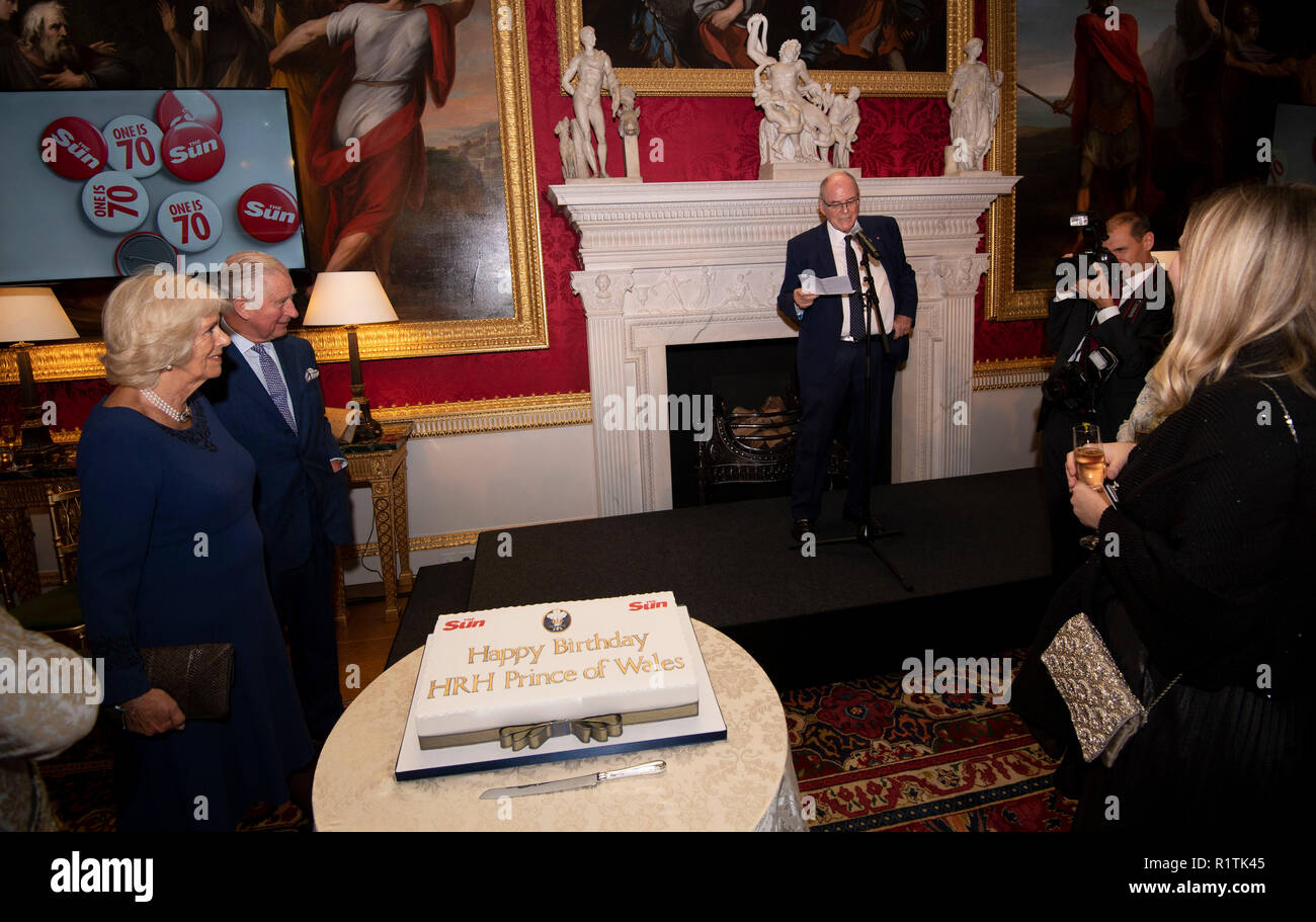 Il Principe di Galles e la duchessa di Cornovaglia ascoltare un discorso dal fotografo Arthur Edwards durante un tea party tenuto a Spencer House a Londra per celebrare il 70 personaggi ispiratori contrassegnando la loro settantesimo compleanno di quest'anno. Foto Stock