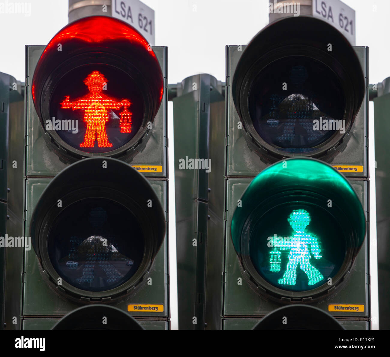 Il primo dei minatori luci del traffico nella zona della Ruhr, a MŸlheimer Stra§e, in Duisburg, allo zoo. Un rosso e verde il minatore con minatore della lampada mostra il ped Foto Stock