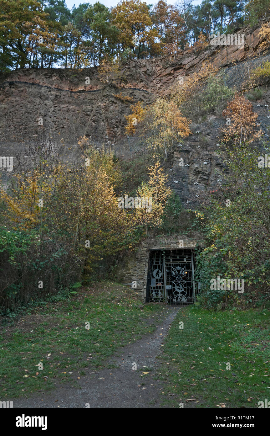 Ingresso posteriore per l'usignolo della miniera di carbone nella ex Cava Dünkelberg, Muttental, Witten, NRW, Germania. Foto Stock