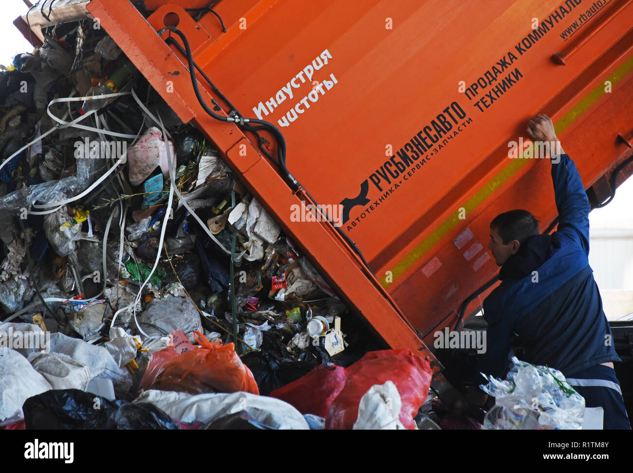 Per la raccolta di rifiuti di scarico del veicolo al misti rifiuti di impianto di trasformazione in Astrakhan, Russia Foto Stock