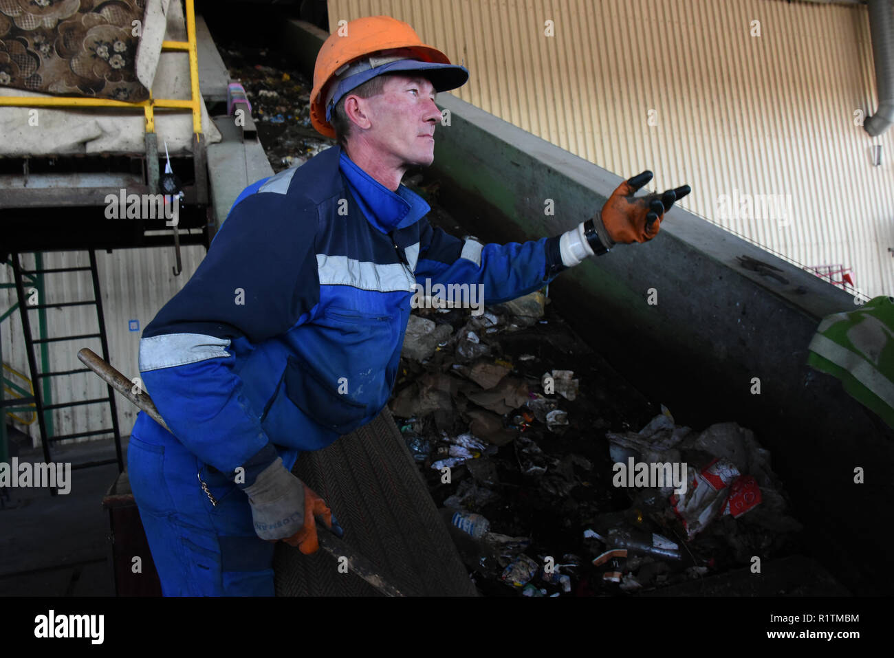 Rifiuti manuale linea di smistamento al misti rifiuti di impianto di trasformazione in Astrakhan, Russia Foto Stock