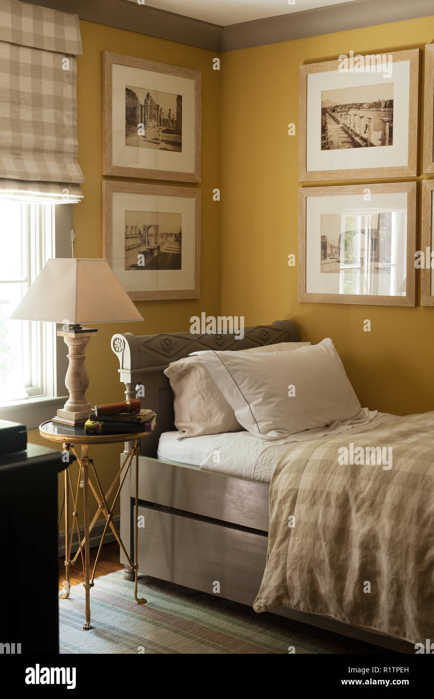 Giallo e grigio camera da letto Foto Stock