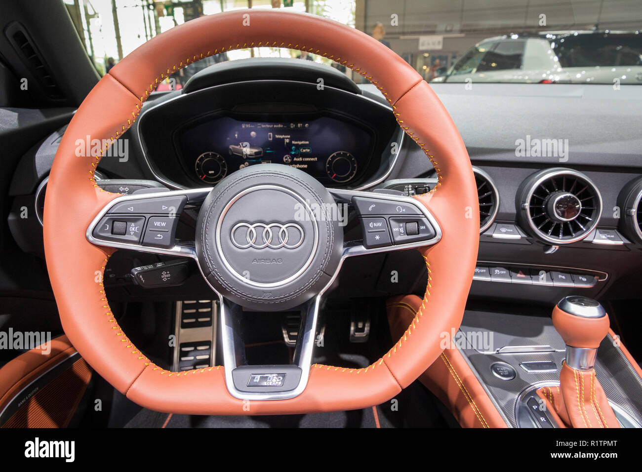 Parigi - Ott 3, 2018: Driver vista della nuova Audi TT sports car interior al Motor Show di Parigi. Foto Stock