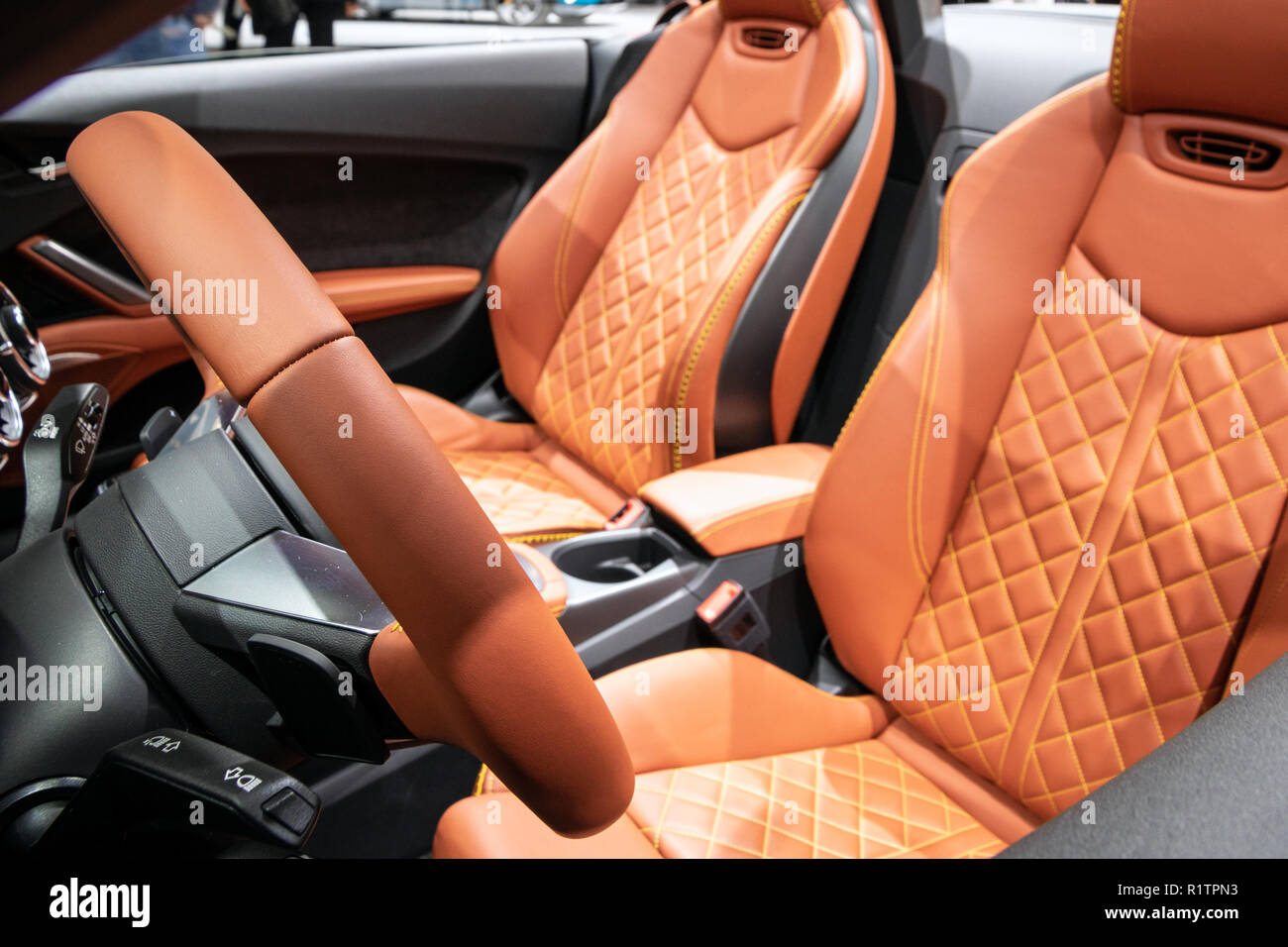 Parigi - Ott 3, 2018: Driver vista della nuova Audi TT 45 TFSI quattro auto sportiva interno al Motor Show di Parigi. Foto Stock