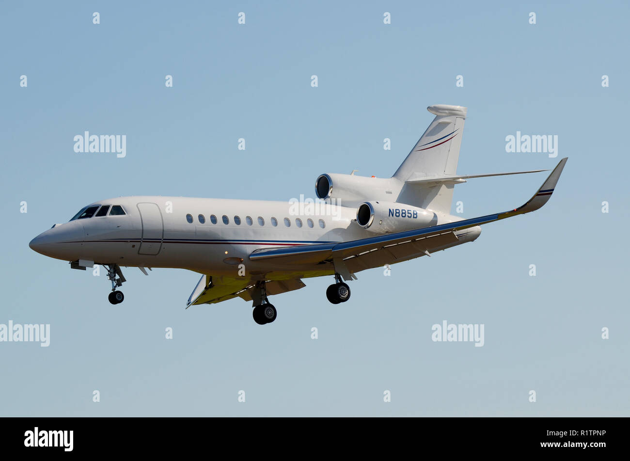 Aereo business jet Dassault Falcon 900EX N885B. Jet aziendale. Jet privato. Volare. Atterraggio Foto Stock