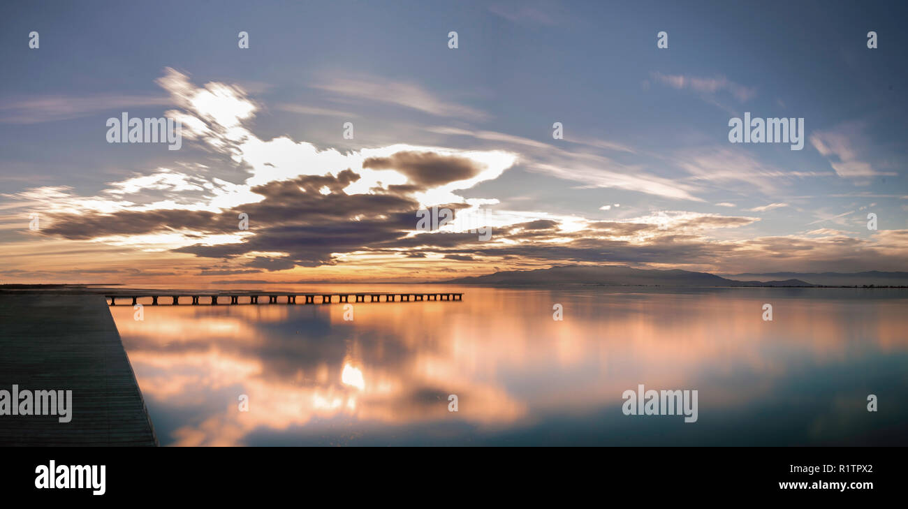 Davvero impressionante la fotografia di un tramonto vicino al mare Foto Stock