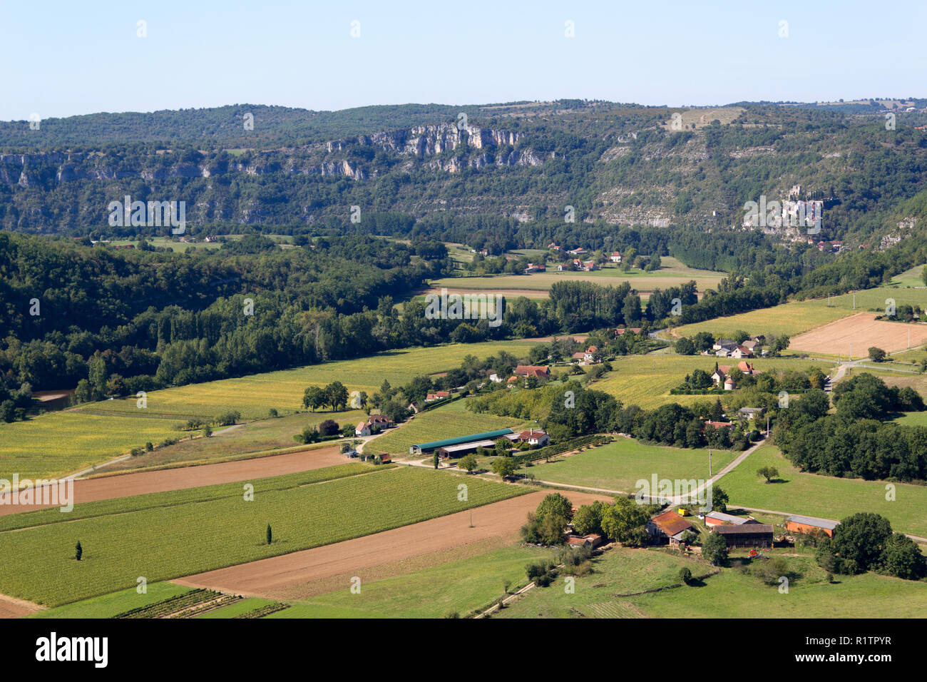 Vista sopra i campi e le aziende agricole della Valle del Lot da Saut de la Mounine viewpoint nei pressi di Cajarc, Lot, Quercy, Francia, Europa Foto Stock