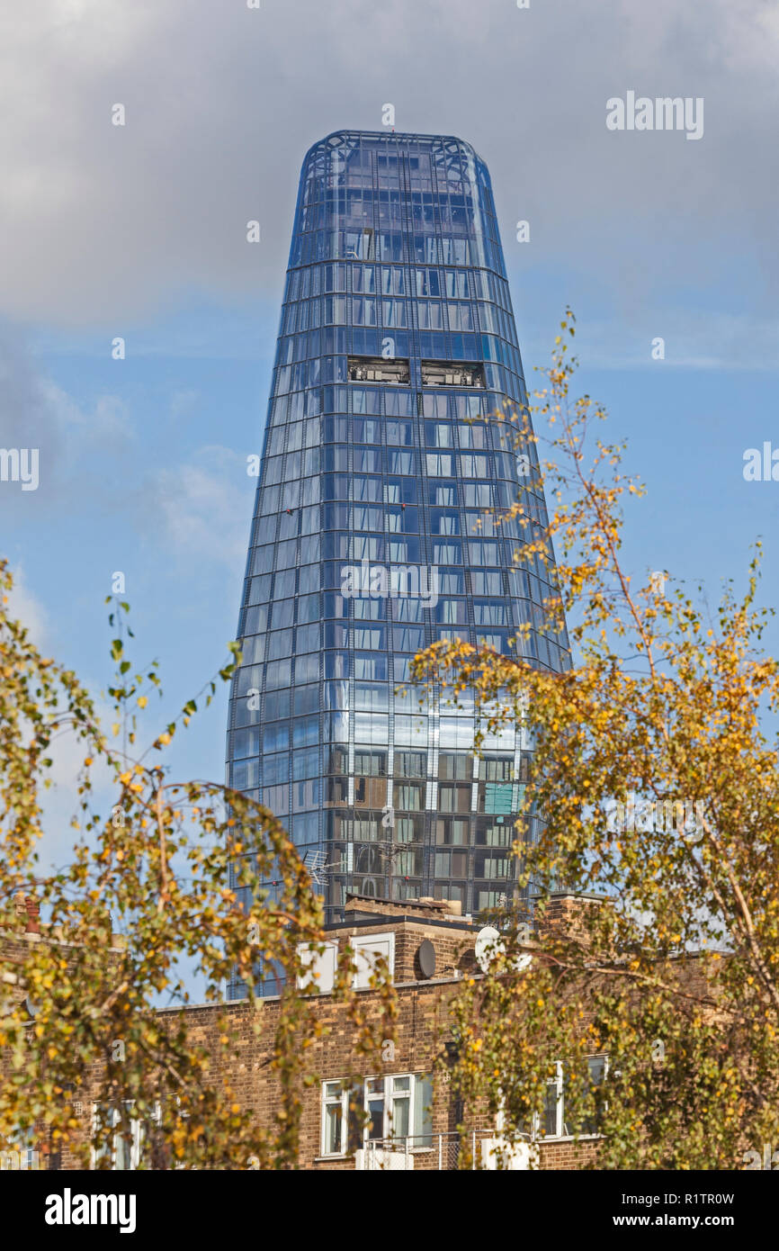 Il 52-storey grattacielo a Blackfriars Bridge, conosciuto popolarmente come il vaso o il Boomerang, visto da di tutta Londra a Lambeth. Foto Stock