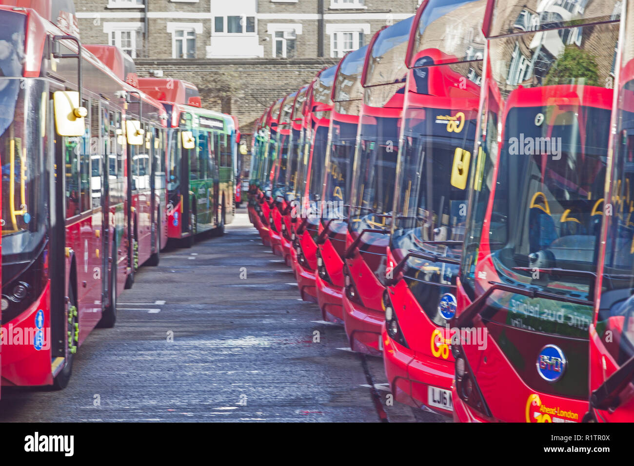 London Waterloo. I ranghi serrati di una flotta di single-decker bus in attesa per la chiamata all azione a Waterloo deposito autobus. Foto Stock