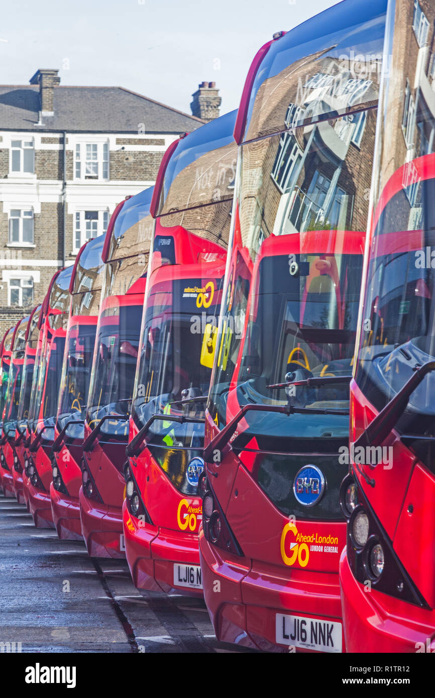 London Waterloo. I ranghi serrati di una flotta di single-decker bus in attesa per la chiamata all azione a Waterloo deposito autobus. Foto Stock