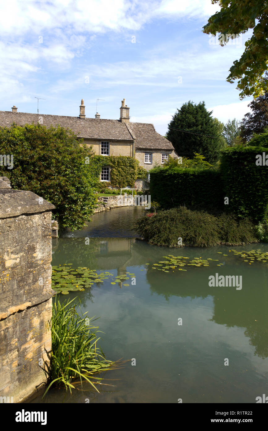 Inghilterra, Cotswolds, Oxfordshire, un angolo tranquillo dal Fiume Windrush a Burford Foto Stock