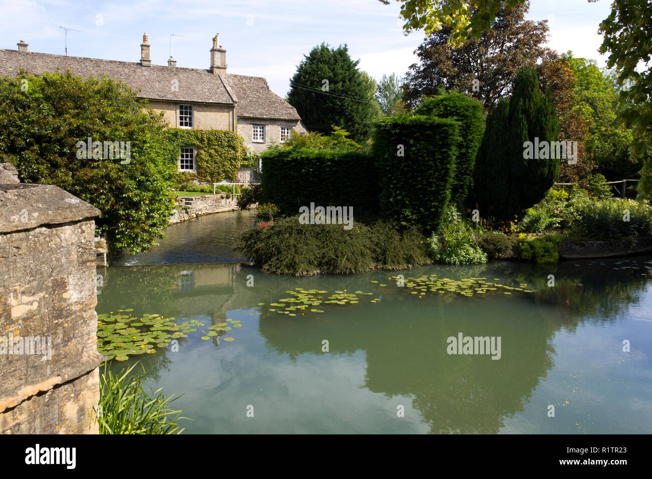 Inghilterra, Cotswolds, Oxfordshire, un angolo tranquillo dal Fiume Windrush a Burford Foto Stock