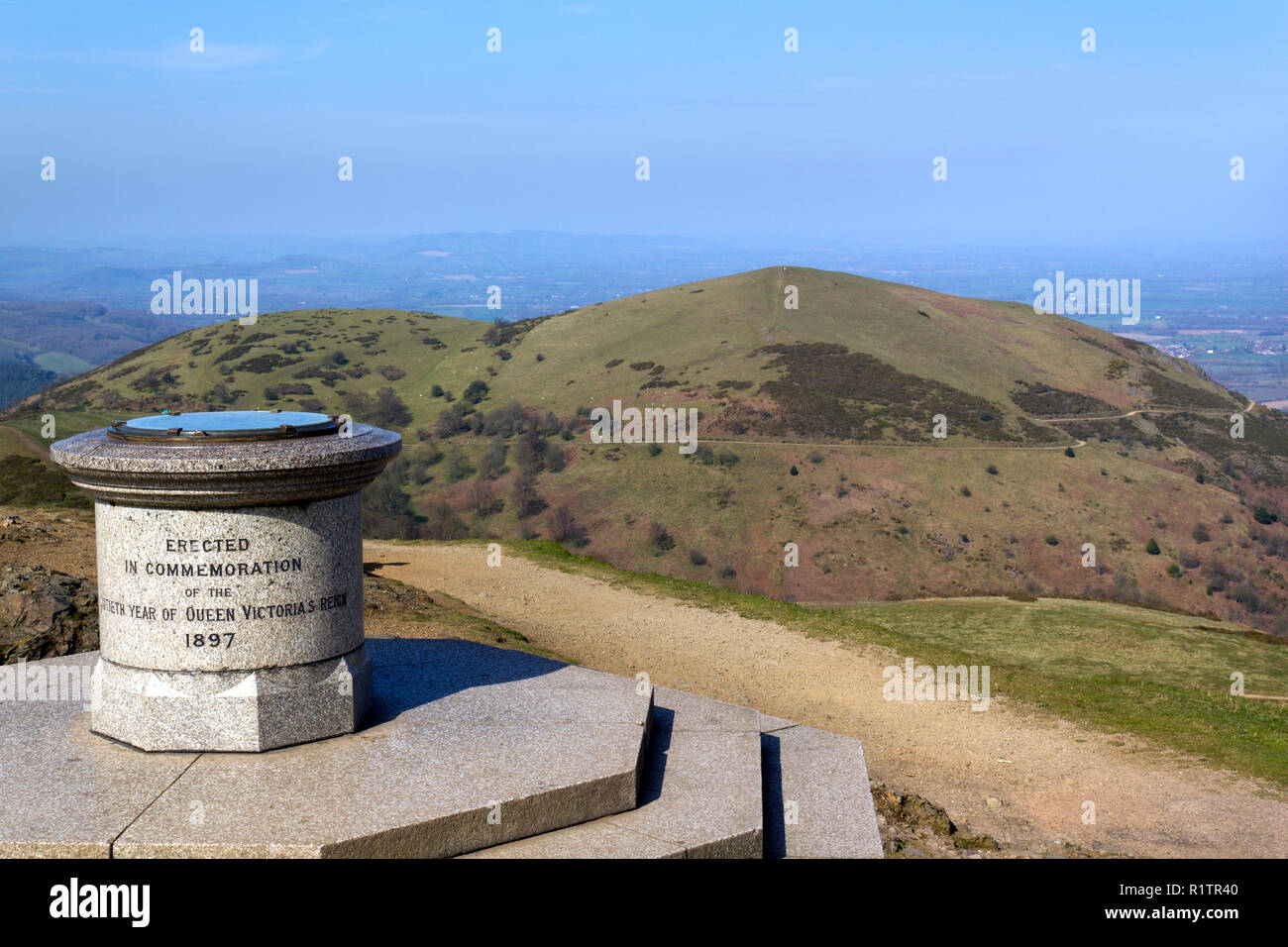 Il toposcope e memoriale sulla Worcestershire beacon, il punto più alto della Malvern Hills , Worcestershire, Regno Unito Foto Stock