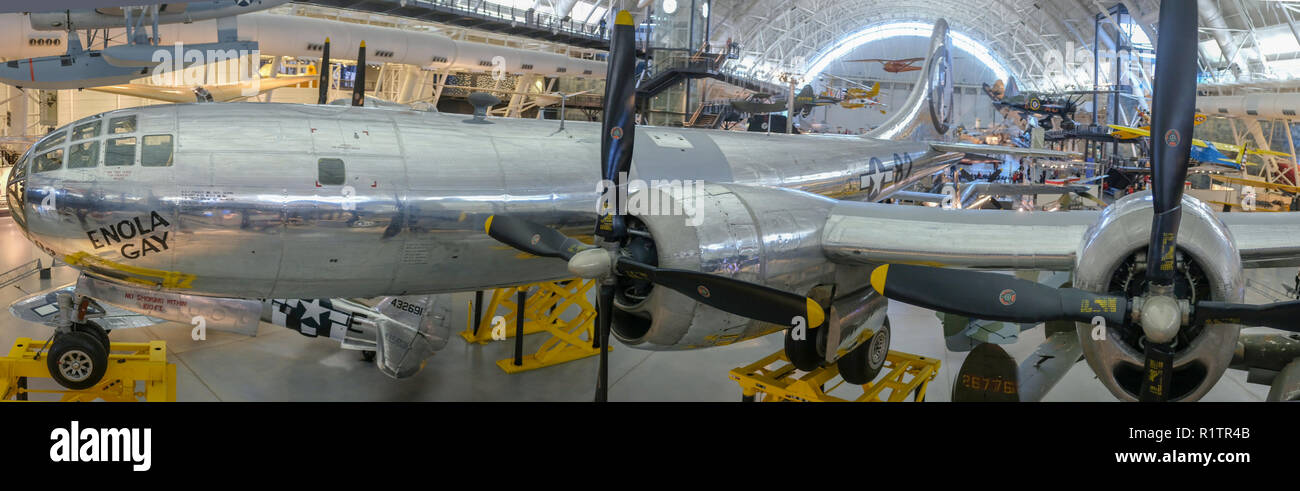 Vista panoramica del B-29 Superfortress Enola Gay all'Udvar-Hazy Center, Museo Nazionale dell'aria e dello spazio a Chantilly, Virginia. Il velivolo è stato di noi Foto Stock