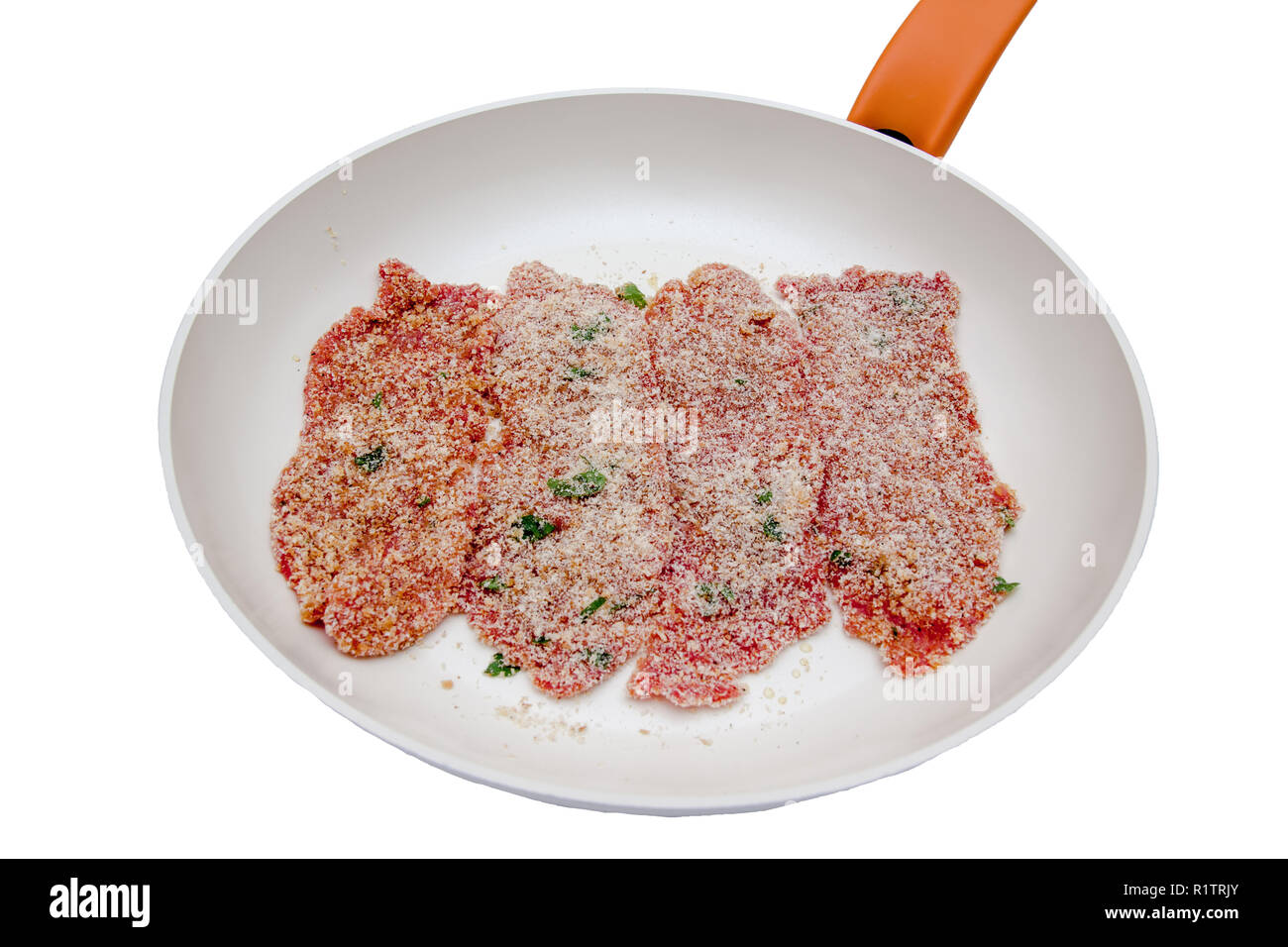 Fette di fritto carne cruda in un tegame su sfondo bianco Foto Stock