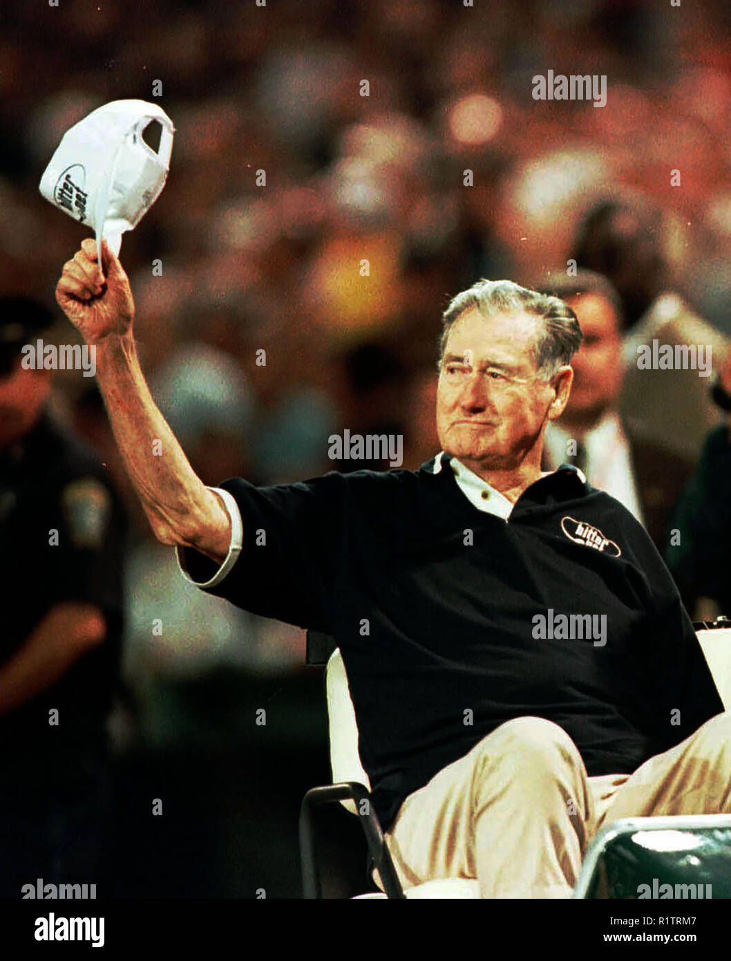 Ted Williams suggerimenti il suo cappello per i tifosi in Fenway Park prima di uscire per la pitcherâ€™s tumulo di buttare il primo passo pre-gioco per il 1999 baseball ALL STAR GAME. 7/13/99. Foto di bill belknap Foto Stock