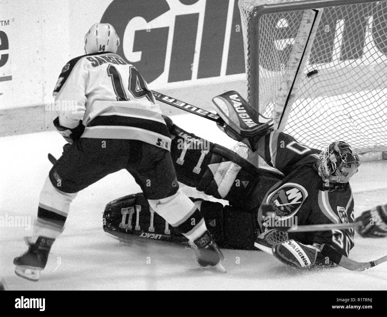 I Bruins SERGEI SAMSONOV punteggi il suo secondo obiettivo su isolani GOALIE WADE FLAHERTY nel secondo periodo di azione di gioco al centro della flotta in Boston MA USA FOTO BILL BELKNAP APRILE 1998 Foto Stock