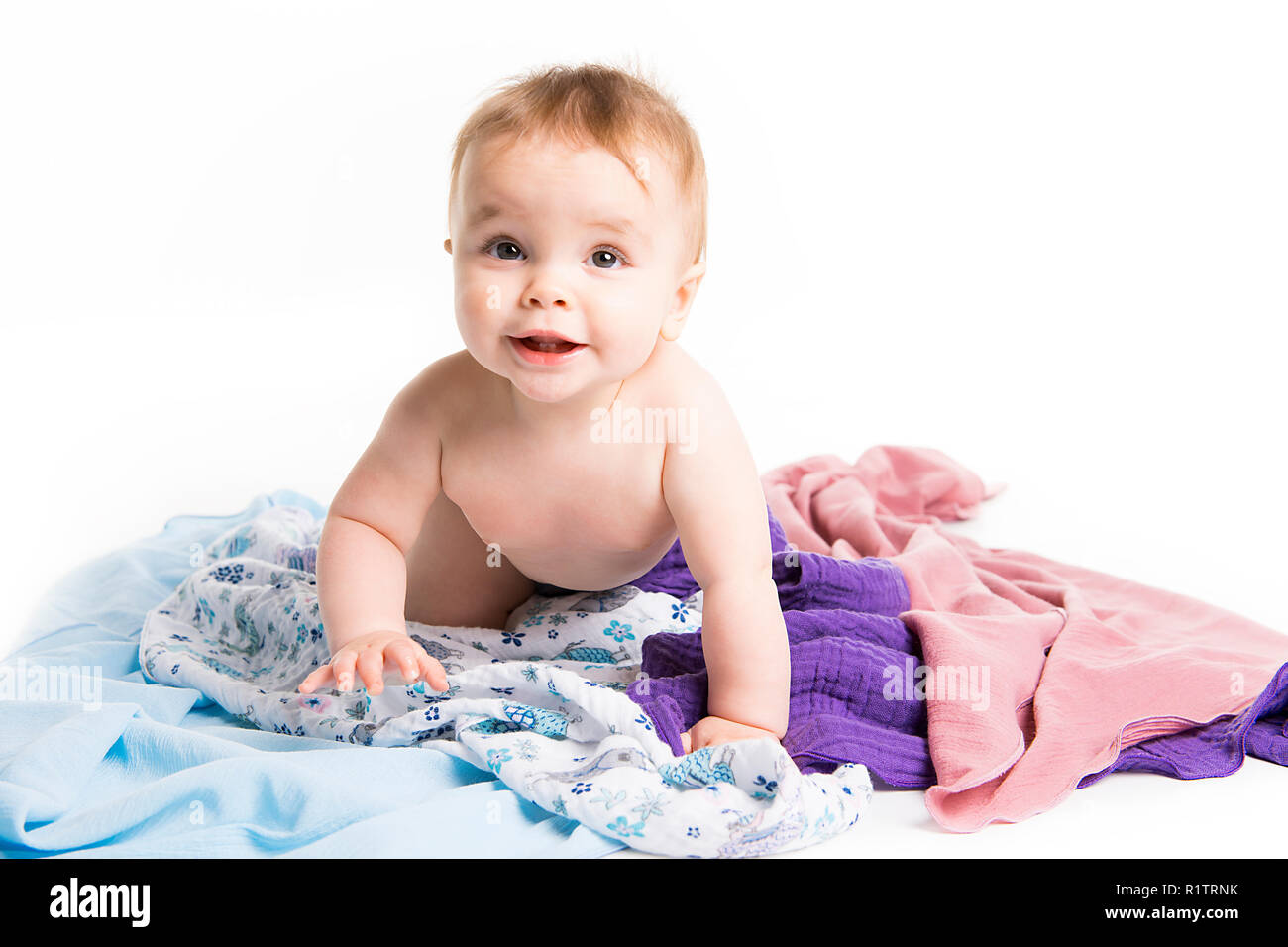 Il bambino sotto un asciugamano. Età di dieci mesi. Esso è isolato su sfondo bianco Foto Stock