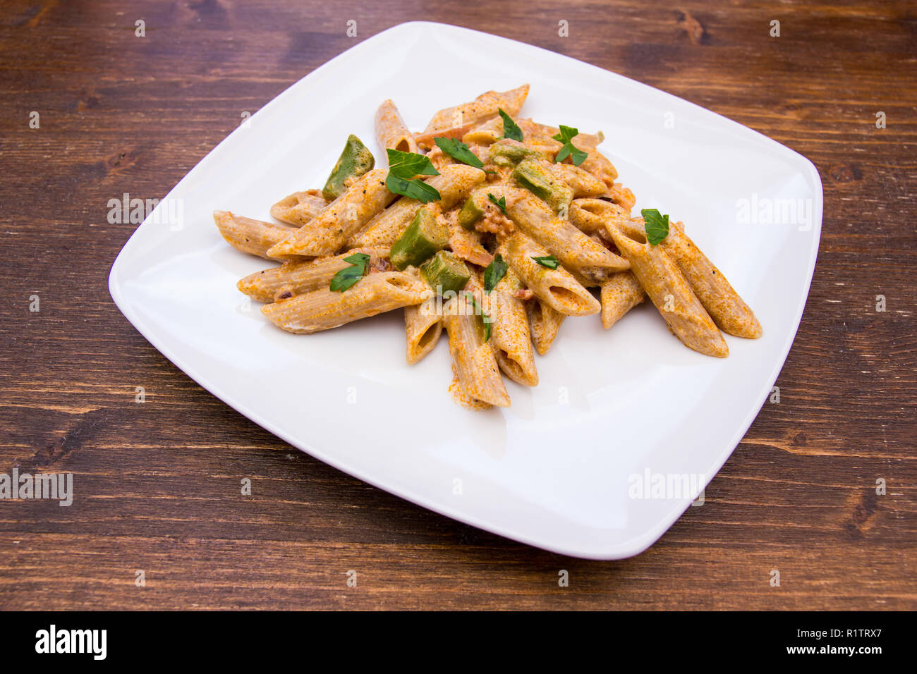 Pasta con gli asparagi e la crema su una tavola di legno Foto Stock