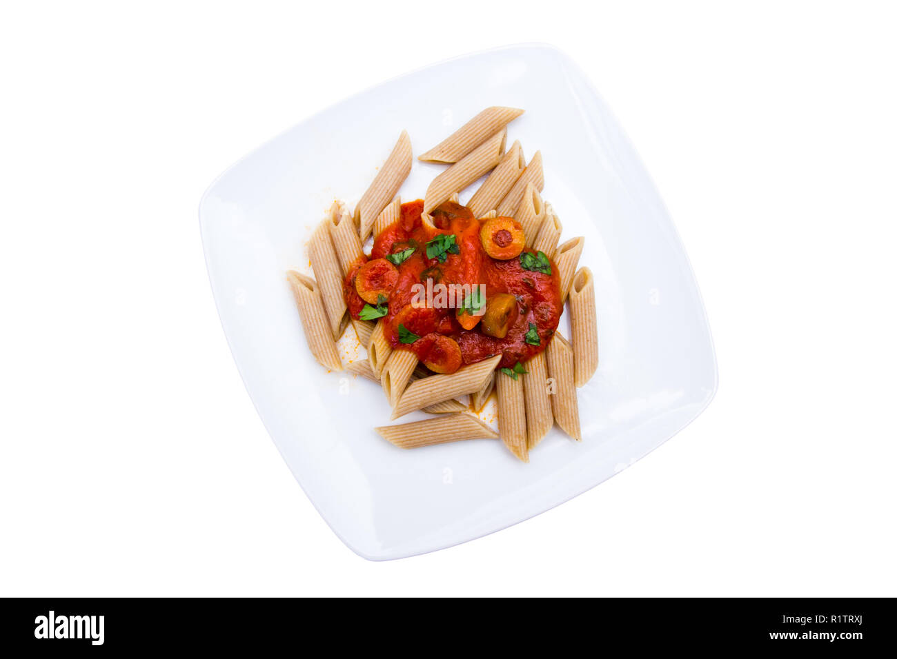 La pasta con la salsa di pomodoro e olive su uno sfondo bianco vista superiore Foto Stock