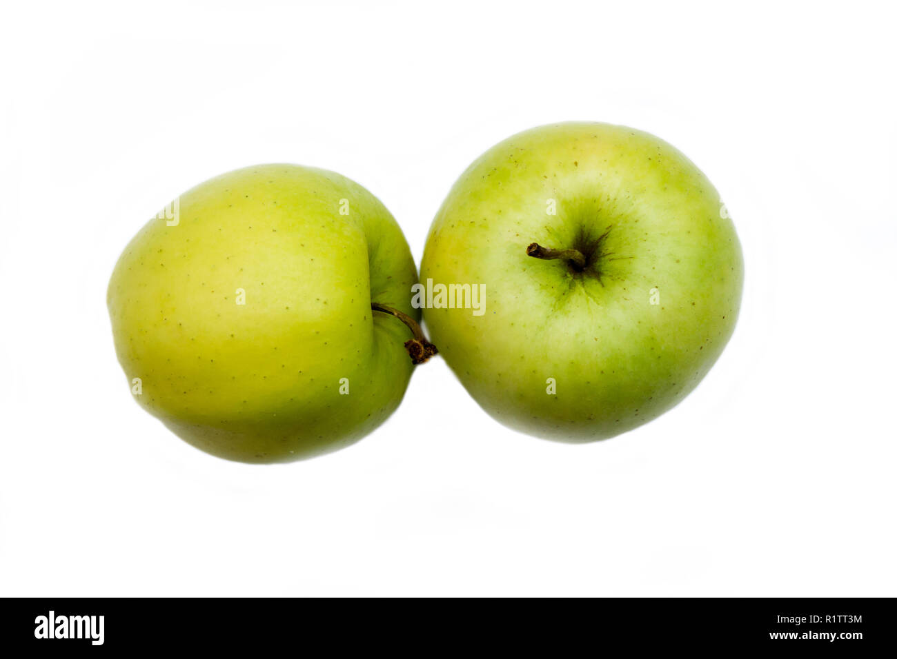 Due mele giallo su sfondo bianco visto dal di sopra Foto Stock
