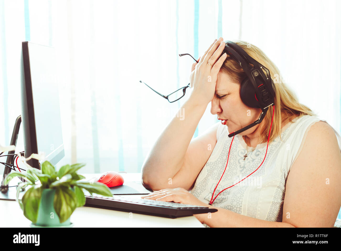 Una donna anziana sul computer Foto Stock