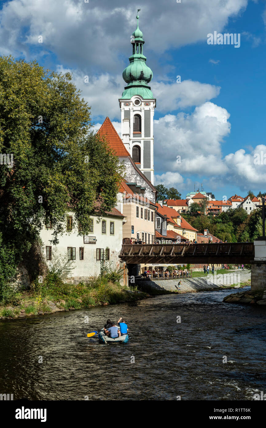 Chiesa di San Jost, Barbiere's Bridge e diportisti sulla Moldava (Moldau) River, Cesky Krumlov, Repubblica Ceca Foto Stock