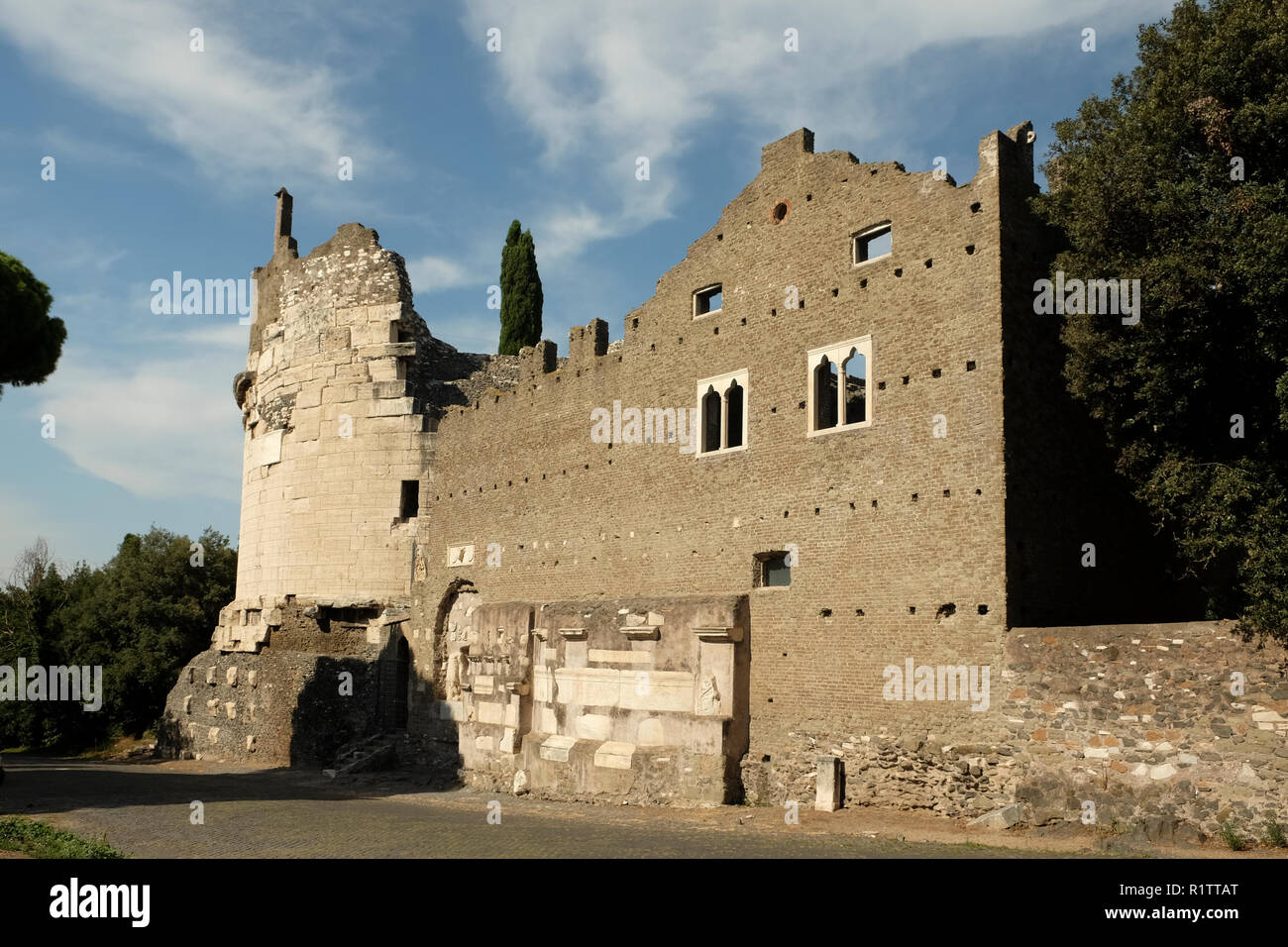 Le antiche rovine della tomba di Caecilia Metella (Mausoleo di Cecilia Metella), lungo la Via Appia (Via Appia Antica di Roma Foto Stock