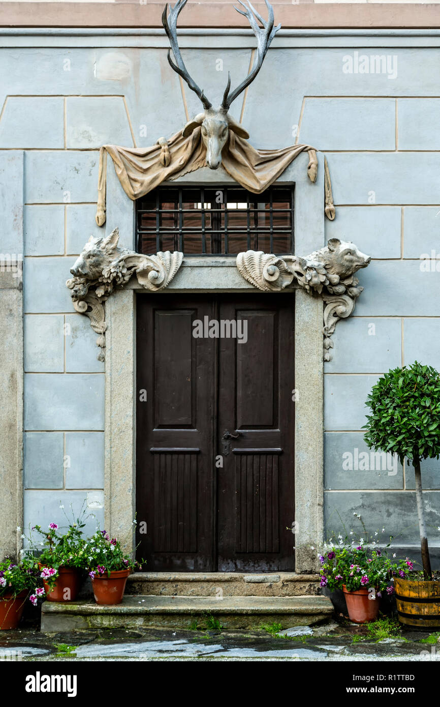 Porta decorata con teste di cinghiale e corna, Castello di Krumlov, Cesky Krumlov, Repubblica Ceca Foto Stock
