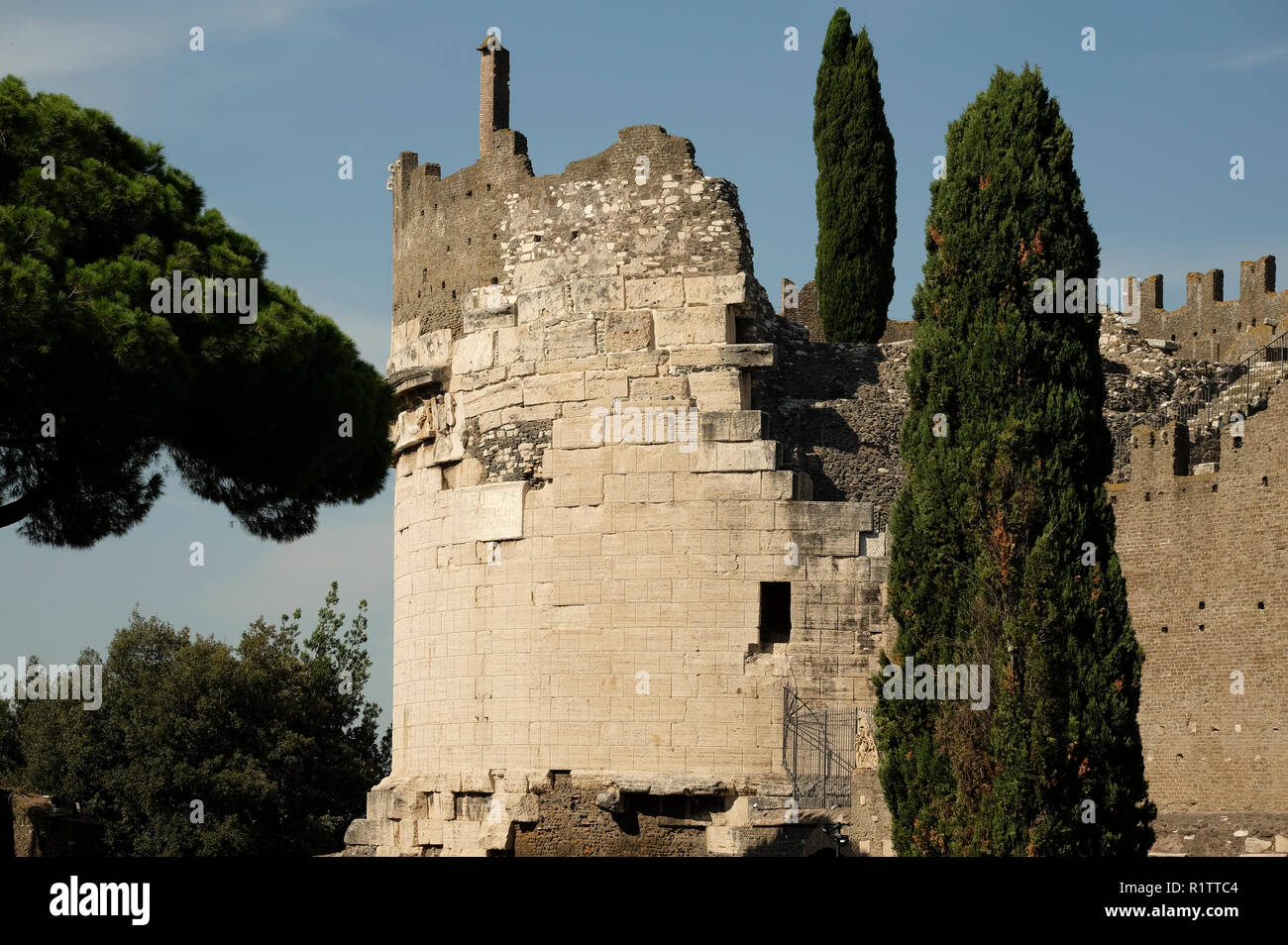 Le antiche rovine della tomba di Caecilia Metella (Mausoleo di Cecilia Metella), lungo la Via Appia (Via Appia Antica di Roma Foto Stock