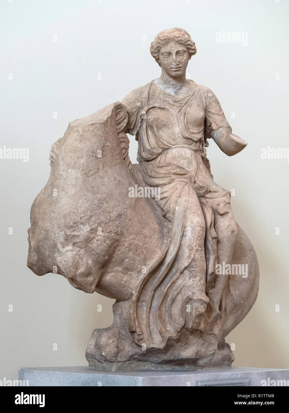Atene. La Grecia. Statua di nereide o Aura a cavallo antica scultura Greca dal tempio di Asclepio a Epidauro, datata ca. 380 BC. Nazionali Foto Stock