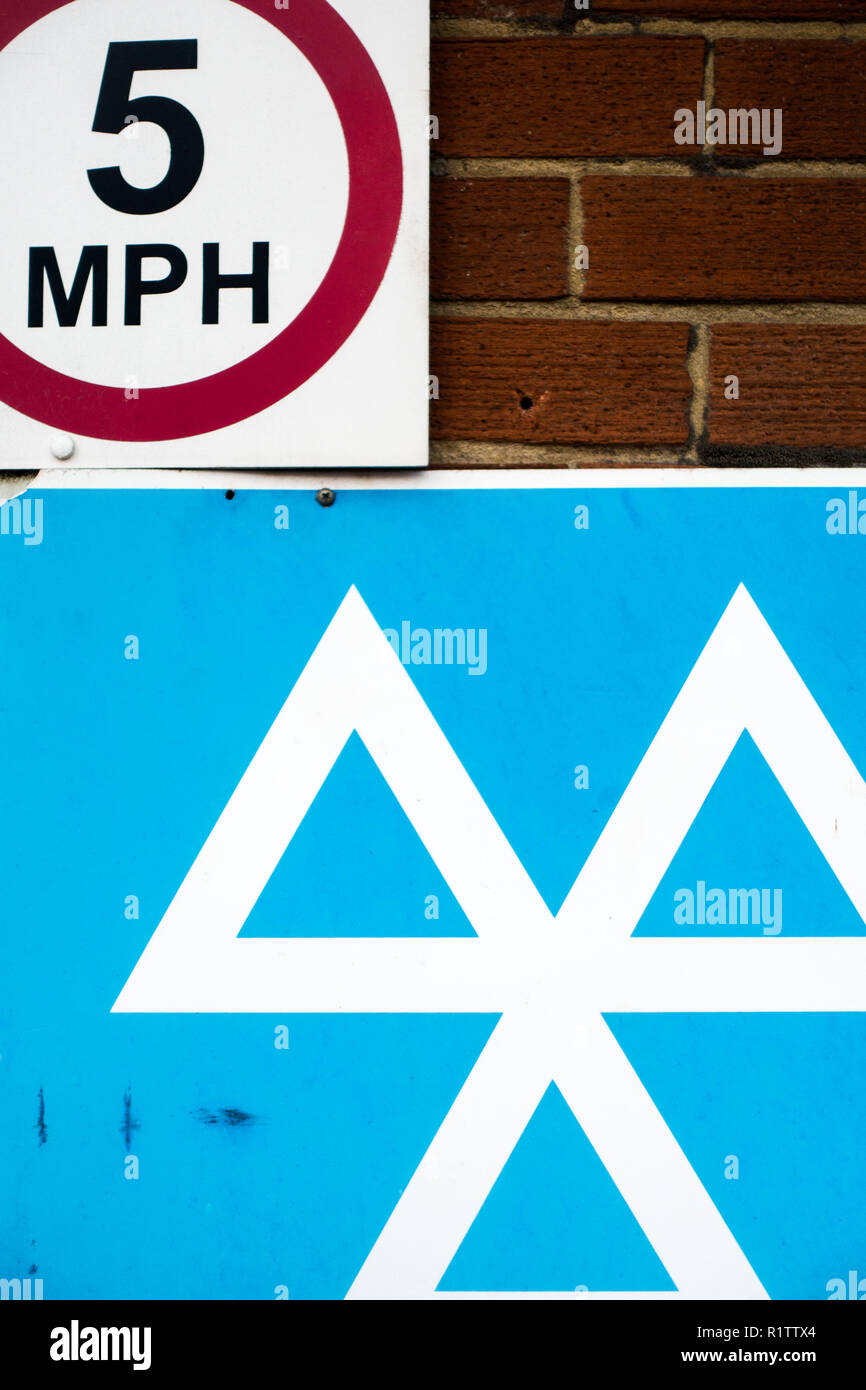 Veicolo blu stazione di collaudo segno sulla parete esterna di una stazione di servizio e garage nel Regno Unito Foto Stock