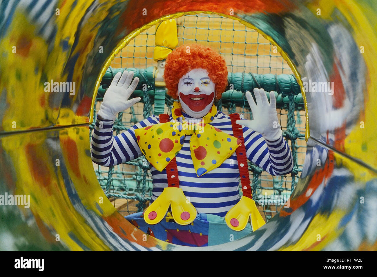 Costume clown, dalla Torre di Blackpool, Lancashire, Inghilterra, Regno Unito Foto Stock