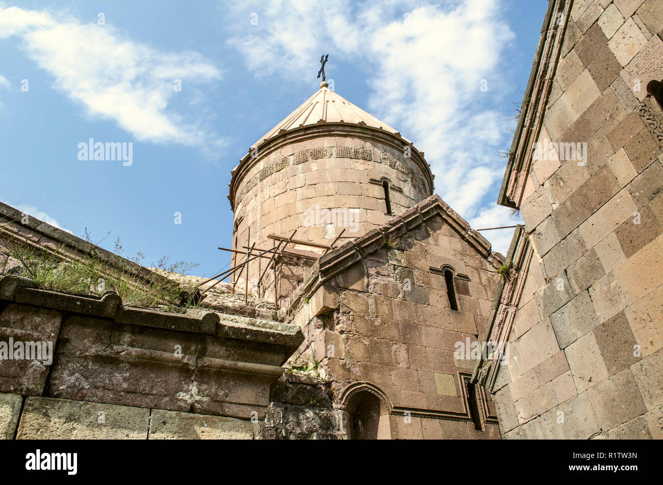 Dilijan,Armenia,agosto 24,2018:Riparazione di crollato rivestimenti in pietra presso la chiesa della Beata Vergine del monastero di Goshavank, vicino alla città di Foto Stock